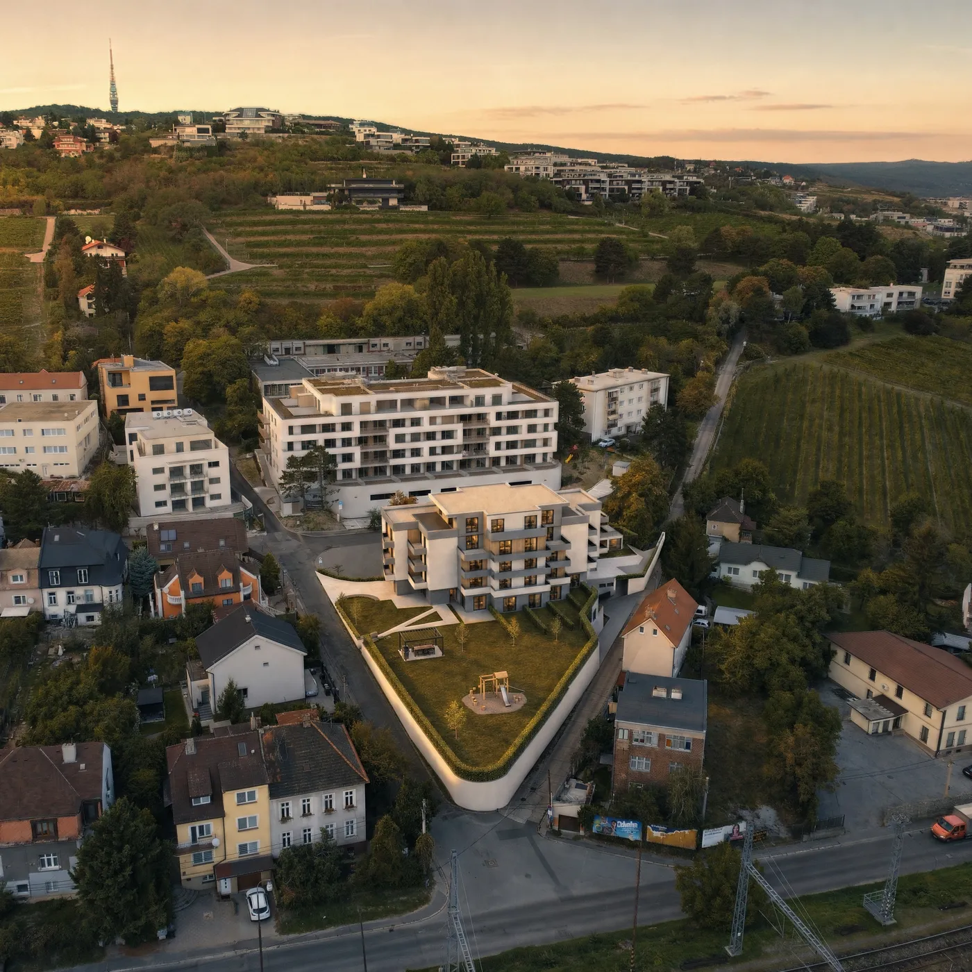 Letecký pohľad na lokalitu — Rezidencia pod Kolibou medzi vinohradmi a mestom, v pozadí Kamzík