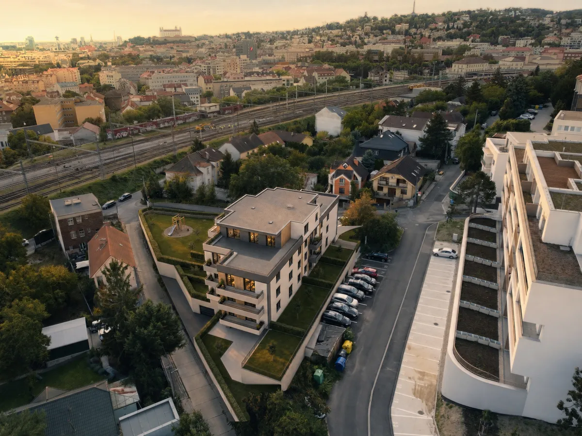 Letecký pohľad na Rezidenciu pod Kolibou so záhradou a ulicou