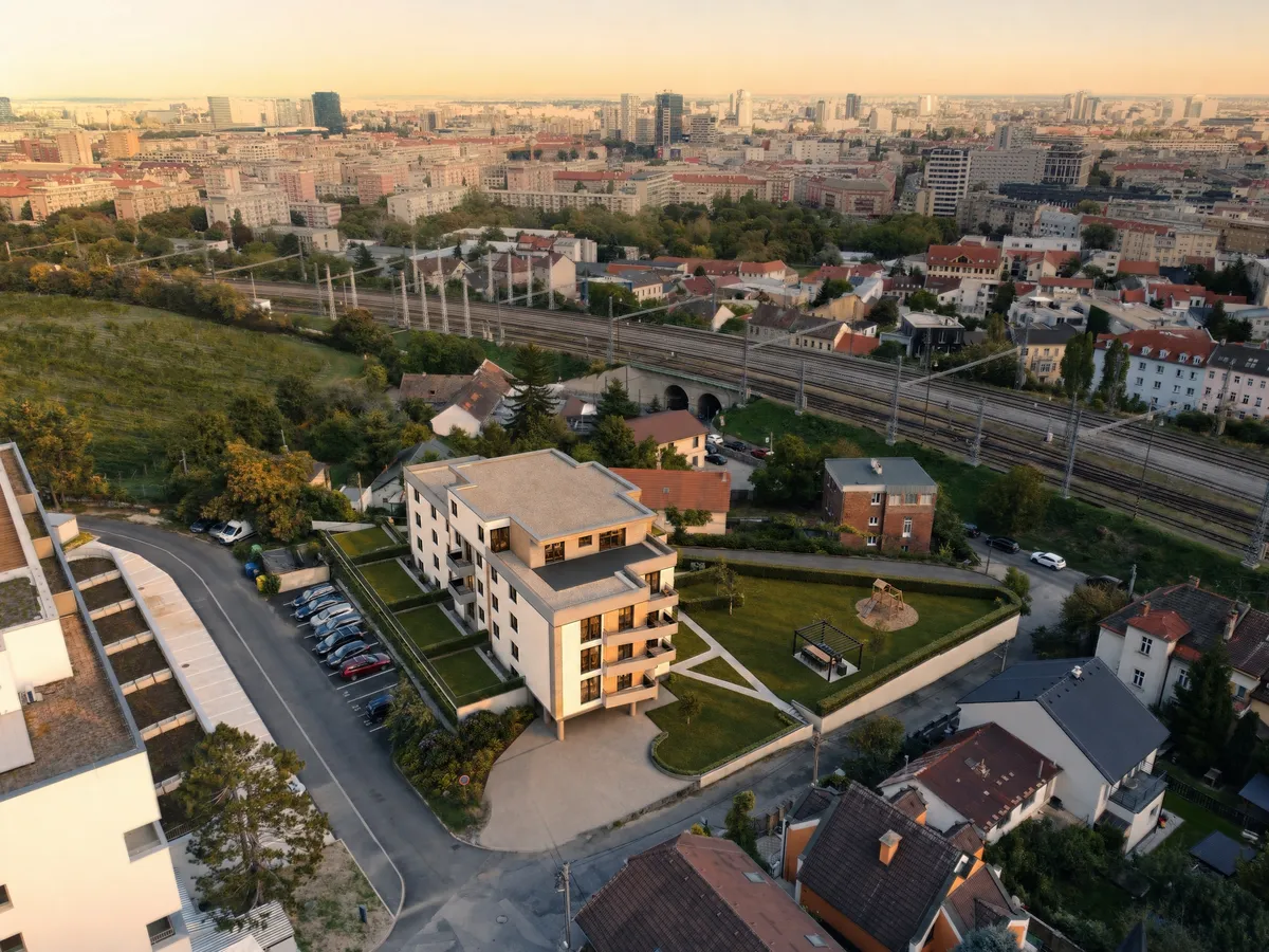 Rezidencia pod Kolibou a panoráma Bratislavy v zlatej hodine