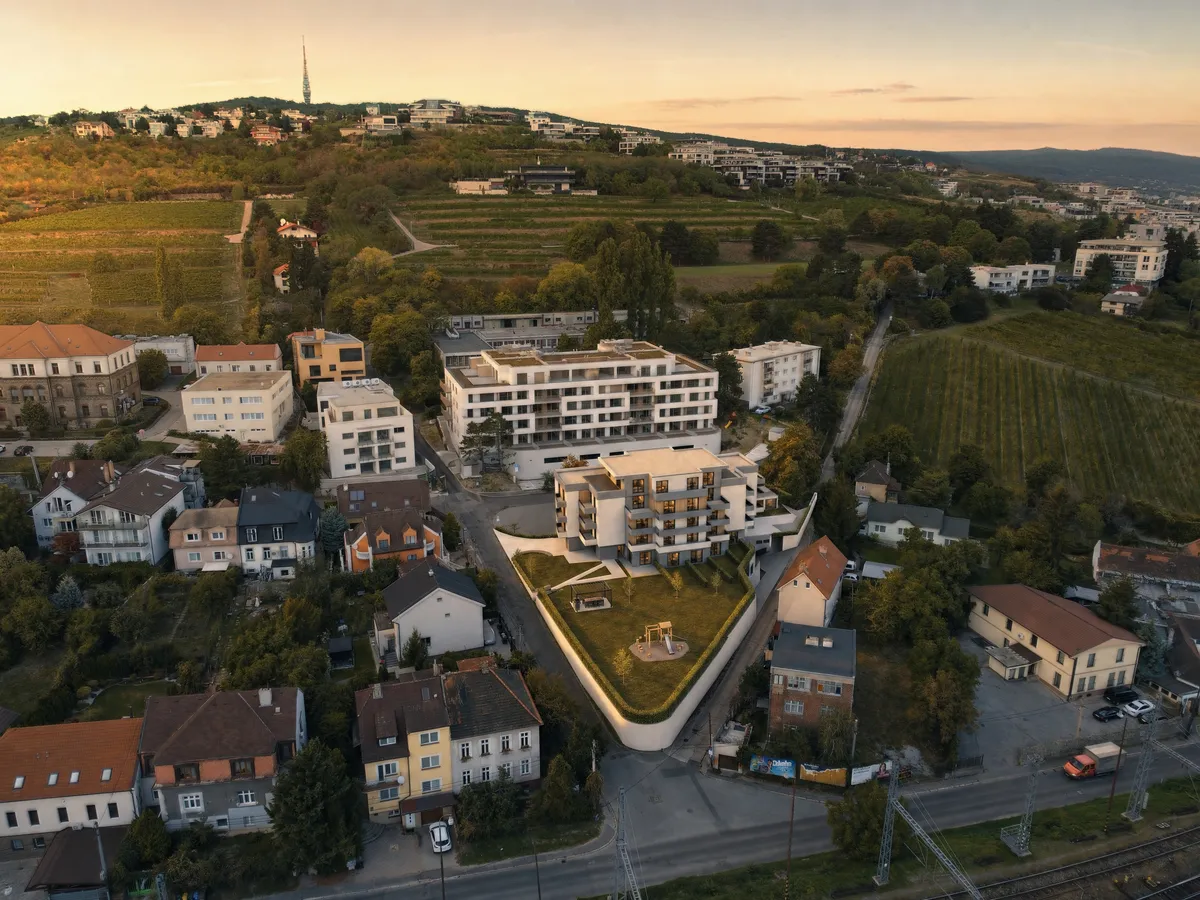 Rezidencia pod Kolibou medzi vinohradmi, v pozadí Kamzík